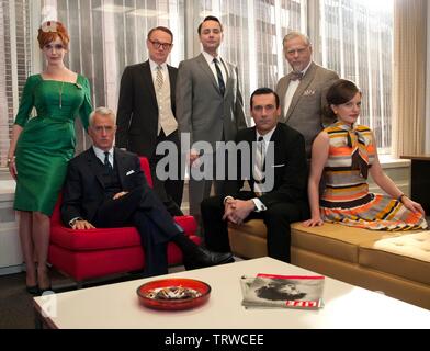 JOHN SLATTERY , ELISABETH MOSS , JARED HARRIS , VINCENT KARTHEISER , ROBERT MORSE , JON HAMM and CHRISTINA HENDRICKS in MAD MEN (2007). Season 5. Copyright: Editorial use only. No merchandising or book covers. This is a publicly distributed handout. Access rights only, no license of copyright provided. Only to be reproduced in conjunction with promotion of this film. Credit: AMERICAN MOVIE CLASSICS (AMC)/RADICAL MEDIA / Album Stock Photo