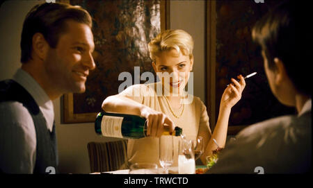 SCARLETT JOHANSSON , JOSH HARTNETT and AARON ECKHART in THE BLACK DAHLIA (2006). Copyright: Editorial use only. No merchandising or book covers. This is a publicly distributed handout. Access rights only, no license of copyright provided. Only to be reproduced in conjunction with promotion of this film. Credit: UNIVERSAL PICTURES / Album Stock Photo