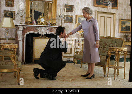 HELEN MIRREN in THE QUEEN (2006). Copyright: Editorial use only. No merchandising or book covers. This is a publicly distributed handout. Access rights only, no license of copyright provided. Only to be reproduced in conjunction with promotion of this film. Credit: BIM DISTRIBUZIONE/CANAL+/FRANCE 3 CINEMA / Album Stock Photo