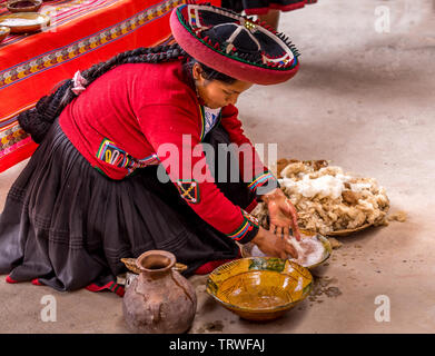 Cuzco, Peru - April 30, 2019. Peruvian woman demorstration of the ancient Andean tradition of making textiles from naturally dyed hadwoven alpaca wool Stock Photo