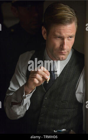 AARON ECKHART in THE BLACK DAHLIA (2006). Copyright: Editorial use only. No merchandising or book covers. This is a publicly distributed handout. Access rights only, no license of copyright provided. Only to be reproduced in conjunction with promotion of this film. Credit: UNIVERSAL PICTURES / KONOW, ROLF / Album Stock Photo