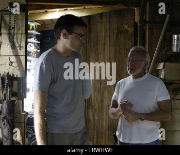 STAN WINSTON and ROB SCHMIDT in WRONG TURN (2003). Copyright: Editorial use only. No merchandising or book covers. This is a publicly distributed handout. Access rights only, no license of copyright provided. Only to be reproduced in conjunction with promotion of this film. Credit: 20TH CENTURY FOX/REGENCY ENTERPRISES / RAFY / Album Stock Photo