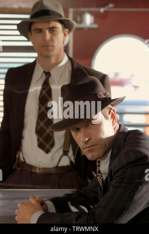 JOSH HARTNETT and AARON ECKHART in THE BLACK DAHLIA (2006). Copyright: Editorial use only. No merchandising or book covers. This is a publicly distributed handout. Access rights only, no license of copyright provided. Only to be reproduced in conjunction with promotion of this film. Credit: UNIVERSAL PICTURES / MORTON, MERRICK / Album Stock Photo