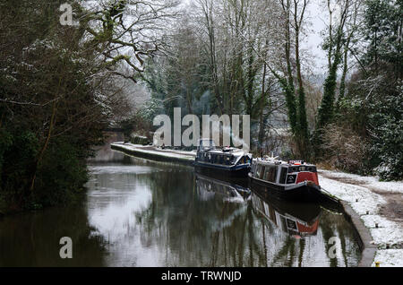 A delightful and tranquil scene of canal boats in winter along the Trent and Mersey canal at Great Haywood, Staffordshire. Stock Photo