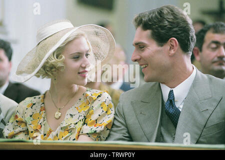 SCARLETT JOHANSSON and MARK UMBERS in A GOOD WOMAN (2004). Copyright: Editorial use only. No merchandising or book covers. This is a publicly distributed handout. Access rights only, no license of copyright provided. Only to be reproduced in conjunction with promotion of this film. Credit: A GOOD WOMAN UK LTD./BUSKIN FILM S.R.L./KANZEMAN S.A. / Album Stock Photo