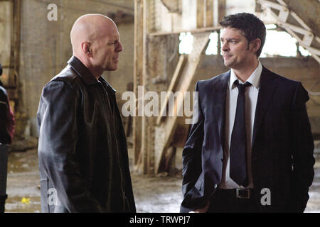 BRUCE WILLIS and KARL URBAN in RED (2010). Copyright: Editorial use only. No merchandising or book covers. This is a publicly distributed handout. Access rights only, no license of copyright provided. Only to be reproduced in conjunction with promotion of this film. Credit: SUMMIT ENTERTAINMENT / MASI, FRANK / Album Stock Photo