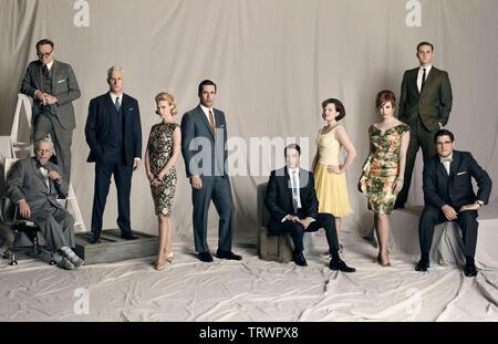 JANUARY JONES , JOHN SLATTERY , ELISABETH MOSS , JARED HARRIS , VINCENT KARTHEISER , ROBERT MORSE , JON HAMM , CHRISTINA HENDRICKS , AARON STATON and RICH SOMMER in MAD MEN (2007). Copyright: Editorial use only. No merchandising or book covers. This is a publicly distributed handout. Access rights only, no license of copyright provided. Only to be reproduced in conjunction with promotion of this film. Credit: AMERICAN MOVIE CLASSICS (AMC)/RADICAL MEDIA / Album Stock Photo