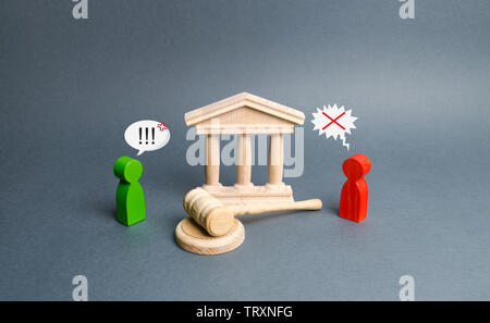 Two figures of people opponents stand near the courthouse and the judge's gavel. Conflict resolution in court, claimant and respondent. Court case. th Stock Photo