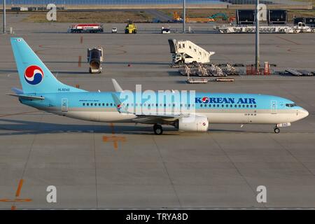 Nagoya, Japan – 23.  May 2014: Korean Air Boeing 737-800 at Nagoya Chubu Centrair airport (NGO) in Japan. | usage worldwide Stock Photo