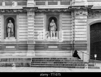 A facade of the Royal Academy of Arts, Burlington House, London, England,UK showing Francis Bacon's statue Stock Photo