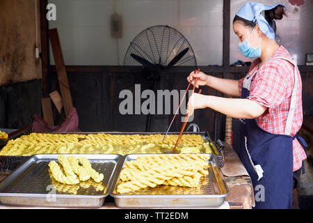 Cinese Woman Deep Fying Twisted Pretzels,Yuanjia Village Stock Photo