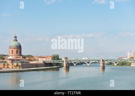 The Saint Pierre bridge passes over the Garonne river and Hospital de La Grave in Toulouse, the French pink city. Stock Photo