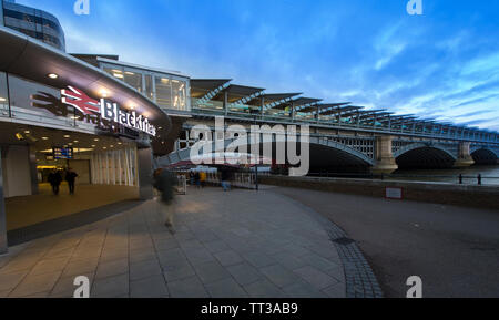 Entrance to London Blackfriars railway station showing the innovative solar bridge, City of London, England. Stock Photo