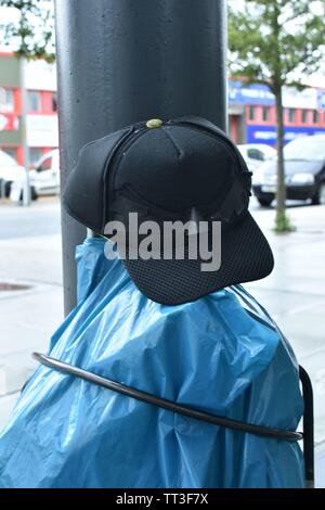 Ashford: Aldi. A bag and trolley locked up outside Aldi supermarket Stock Photo