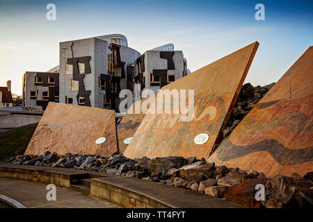 Slabs illustrating the geological stratum of United Kingdom at the entrance to Dynamic Earth in Edinburgh with the Holyrood Scottish Parliament buildi Stock Photo