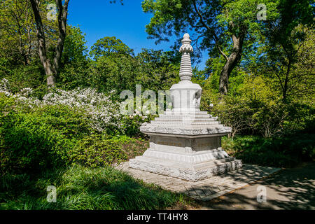 Chinese style statue, Royal Botanic Garden, Edinburgh, Scotland. Stock Photo