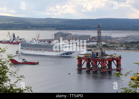 Cromarty, Scotland, Uk. 14th June, 2019. 14 June 2019: Five people have been arrested following the Greenpeace occupation of an oil rig in the Cromarty Firth on Friday. Police confirmed that a man and a woman had been arrested on board the oil rig, and a further three people on land had been arrested earlier in relation to the incident. A total of 14 people have now been arrested following a series of Greenpeace protests at the oil rig throughout the week. The rig, called Paul B. Loyd Jr, is operated by Transocean and is currently contracted by BP. Credit: Andrew Smith/Alamy Live News Stock Photo