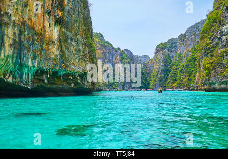 The bright emerald waters of Pileh Bay lagoon, surrounded by huge cliffs of Phi Phi Leh Island, Krabi, Thailand Stock Photo