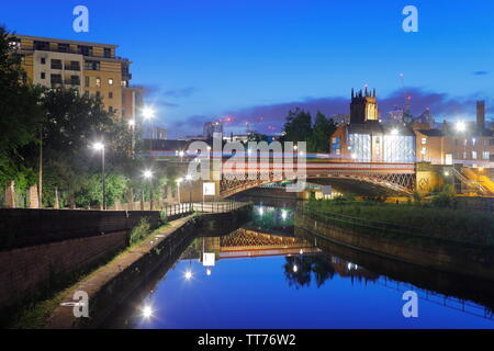 Crown Point Bridge over the River Aire in Leeds Stock Photo
