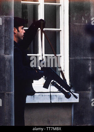 Police. Armed British Police. London England. 1986 British Police armed with guns. 1986 Photographs from a series photographed in 1986 showing the arming of the British Police, traditionally at the time not armed.Special armed police guard Lambeth Magistrates Court in London during an IRA trial. Seen using a Heckler and Koch Stock Photo