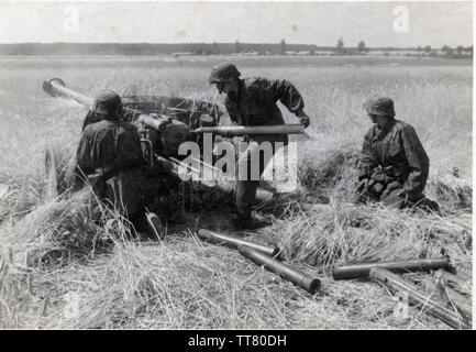Waffen SS in camouflage smocks load Pak 40 Anti Tank Gun on the Eastern Front 1944 Stock Photo