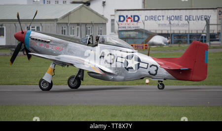 Dunsfold Park, Cranleigh, Surrey, UK. 15th June 2019. 15th and final Dunsfold Wings and Wheels features dynamic air and motoring displays, running from 15th-16th June. The historic WW2 airfield closes shortly to be demolished for new housing. Image: P-51 Mustang WW2 fighter arrives at the airfield. Credit: Malcolm Park/Alamy Live News. Stock Photo