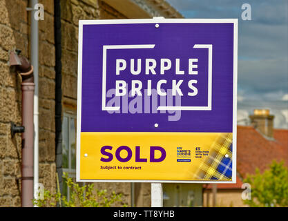 PURPLE BRICKS ON LINE ESTATE AGENCY SOLD SUBJECT TO CONTRACT SIGN OUTSIDE A HOUSE Stock Photo