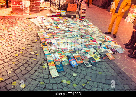 second hand books for sale  laying on the ground in sunlight Stock Photo