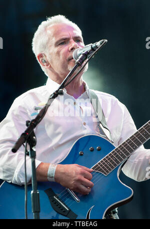 Nik Kershaw performing at Fairport's Cropredy convention, Cropredy Oxfordshire, UK. August 10, 2013 Stock Photo