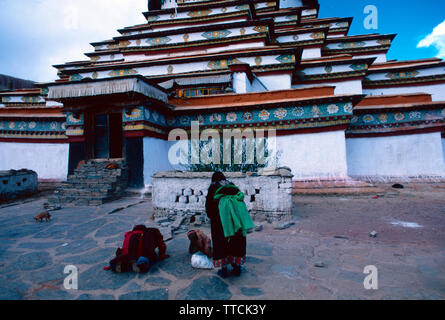 Tibetan women in traditional dress devotional,Kumbum stupa.Gyantse,Tibet Stock Photo