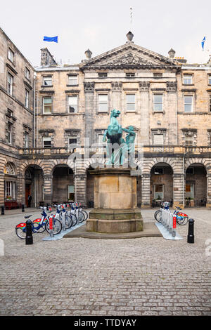 Quadrangle of Edinburgh City Chambers (1761, John Adam) off the Royal Mile, with a statue (1884, Sir John Steell) of Alexander taming Bucephalus. Stock Photo