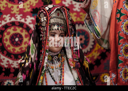 Uzbek bride wearing traditional kokoshnik tillya-kosh or tilla kosh ...