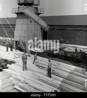 1950s, historical, london, docks, freight from containter ships being ...