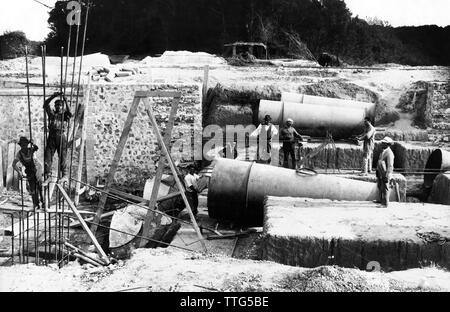 italy, tuscany, coltano, reclamation, assembly of suction pipes, 1921 Stock Photo