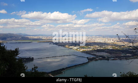 The city of Kunming and Dianchi Lake seen from the Dragon Gate in the Western Hills (Xi Shan), Kunming, Yunnan, China Stock Photo