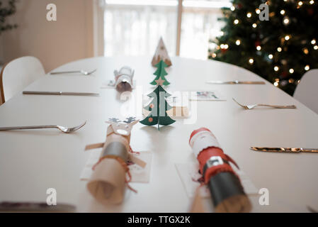 christmas table decorations, christmas crackers Stock Photo