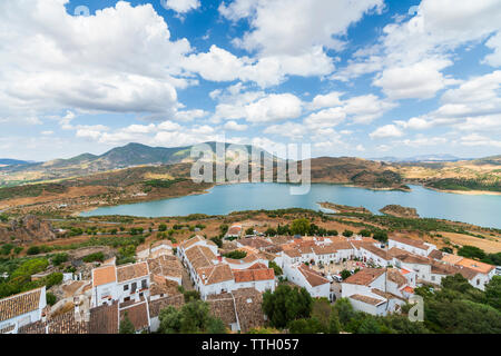 Lago e villaggio arabo, Zahara de la Sierra, Andalusia Stock Photo