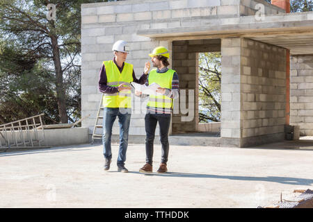 Construction site visit, house under construction: Architect and foreman in conversation Stock Photo
