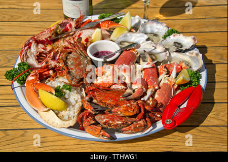 Mottahedeh fruits of the sea Large Tureen Crabs, Lobster, Oysters. shops with Platter