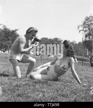 Amateur photographer in the 1940s. A young man is taking pictures of his girlfriend. Sweden 1944. Photo Kristoffersson Ref H141-6 Stock Photo