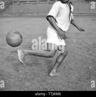 1950s soccer player. A man playing football barefoot heels the ball in the air. Sweden 1952 Kristoffersson BG39-12 Stock Photo