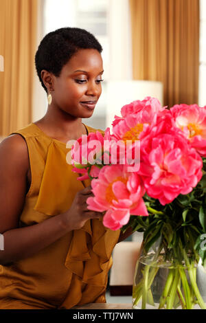 African American woman arranging flowers Stock Photo - Alamy