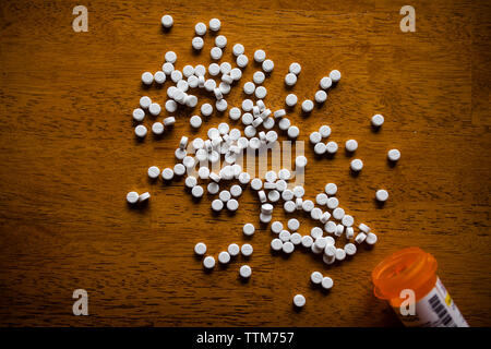 Overhead view of pills and bottle on table Stock Photo