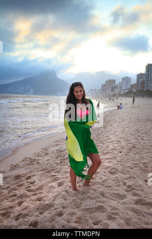 https://l450v.alamy.com/450v/ttmdpn/brazil-rio-de-janiero-a-young-girl-wraps-herself-in-the-brazilian-flag-on-ipanema-beach-ttmdpn.jpg