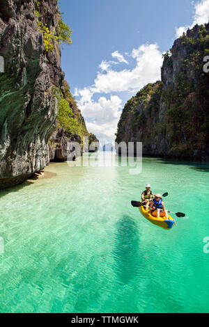 PHILIPPINES, Palawan, El Nido, Miniloc Island, tourists kayak through the crystal clear waters of Big Lagoon on Miniloc Island located in Bacuit Bay i Stock Photo