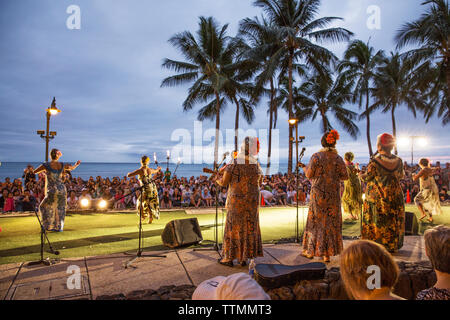 USA, Oahu, Hawaii, hula dancers perform for tourists at Waikiki Beach in Honolulu Stock Photo