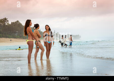 USA, Oahu, Hawaii, Logan Garcia and Kyla Tipps at Pipeline Beach on the North Shore of Oahu Stock Photo