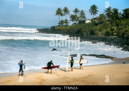 HAWAII, Oahu, North Shore, surfers at Waimea Bay Stock Photo