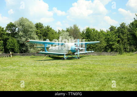 old airplane on green grass Stock Photo - Alamy