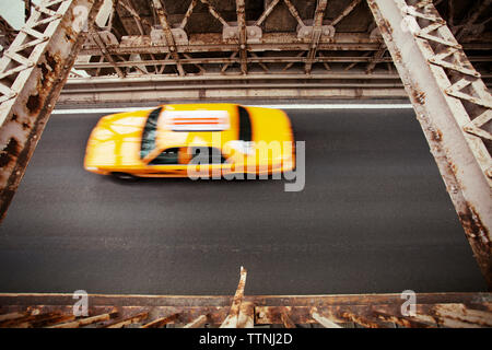 Overhead view of yellow taxi on Brooklyn Bridge Stock Photo